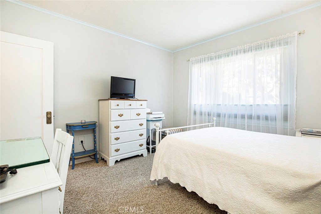 1130 Park Avenue Glendale, CA 91205 - Photo 28 of 75 a bedroom with a bed and a flat tv screen in it
