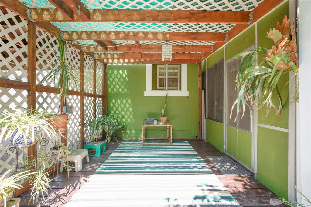 1130 Park Avenue Glendale, CA 91205 - Photo 40 of 75 a house view with a garden space