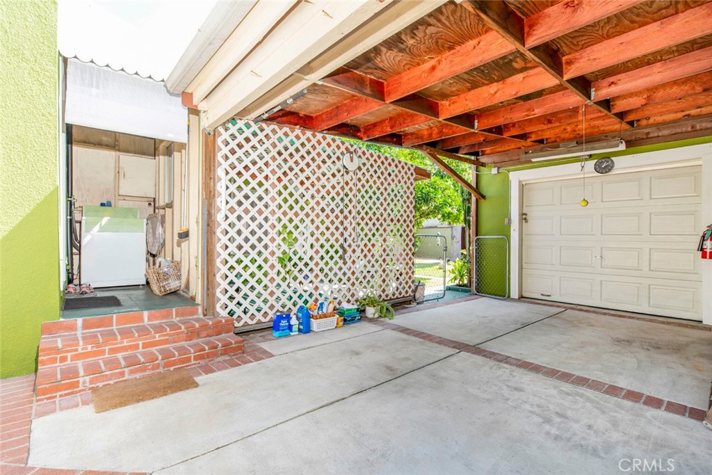 1130 Park Avenue Glendale, CA 91205 - Photo 54 of 75 a front view of a house with a garage