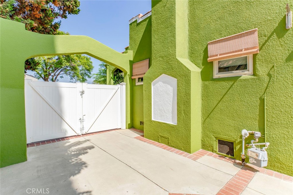 1130 Park Avenue Glendale, CA 91205 - Photo 55 of 75 a front view of a house with a garden