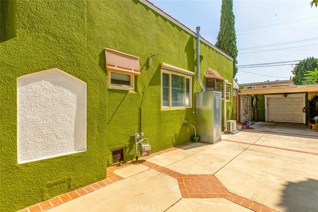 1130 Park Avenue Glendale, CA 91205 - Photo 56 of 75 a front view of a house having a yard