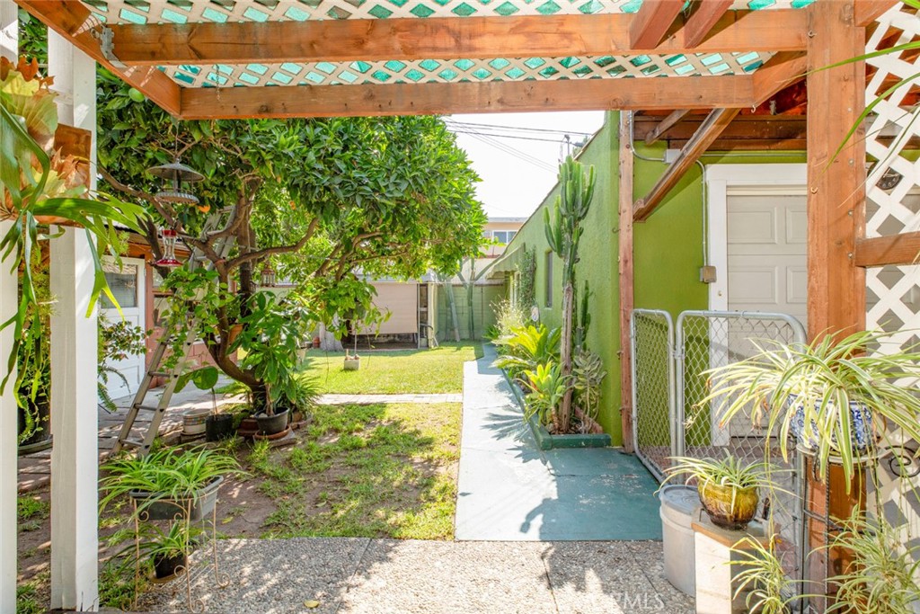 1130 Park Avenue Glendale, CA 91205 - Photo 63 of 75 a view of a back yard of the house