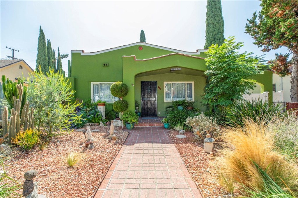1130 Park Avenue Glendale, CA 91205 - Photo 66 of 75 a front view of a house with garden