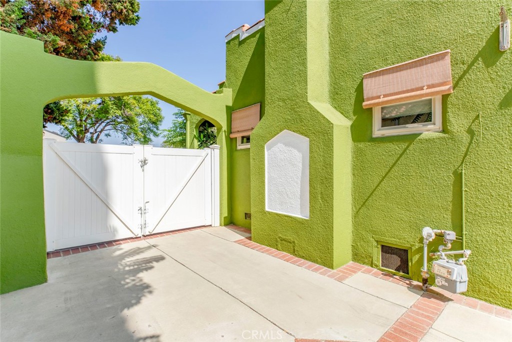 1130 Park Avenue Glendale, CA 91205 - Photo 70 of 75 a front view of a house with a garden