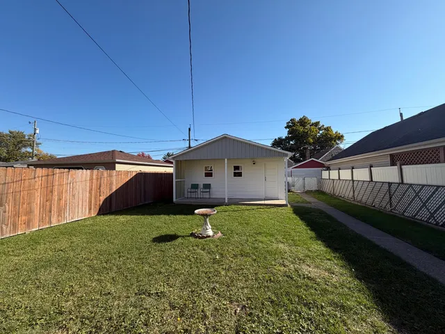 a view of a house with backyard