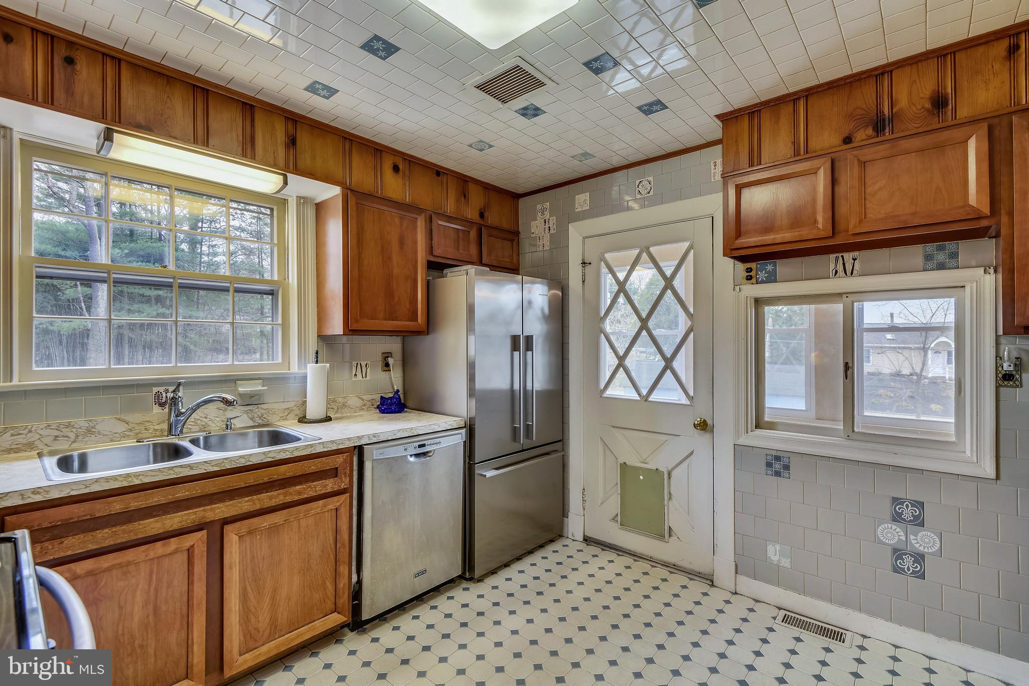 2712 Pinecrest Drive Riva, MD 21140 - Photo 11 of 41 Table Space Kitchen with Breezeway to Patio