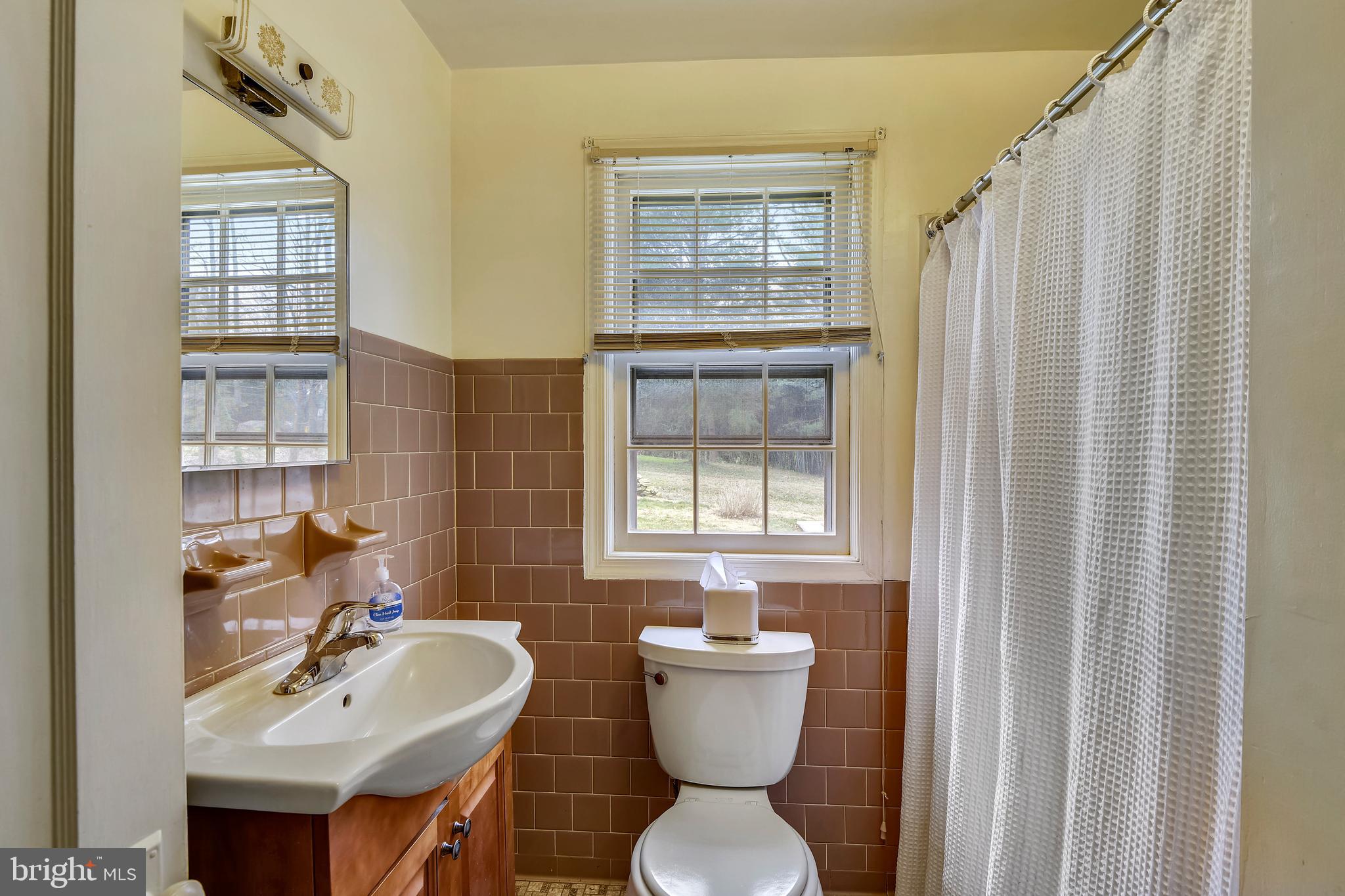 2712 Pinecrest Drive Riva, MD 21140 - Photo 17 of 41 Guest Full Bathroom