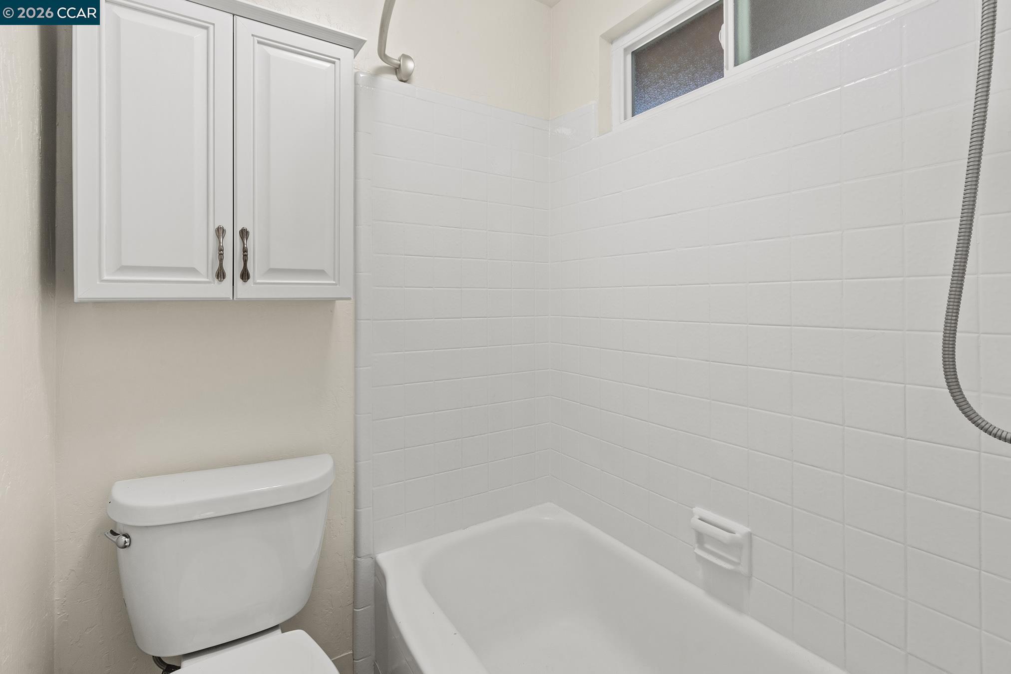 29 Leafwood Circle San Rafael, CA 94901 - Photo 23 of 34 a bathroom with a toilet and a bathtub