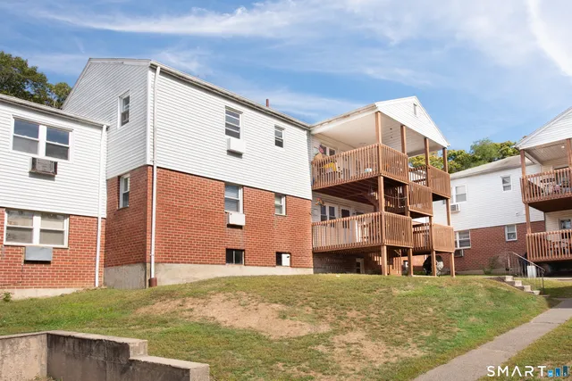 $2,500 | 153 Cherry Hill Drive, Unit 2B, Bridgeport, CT 06606