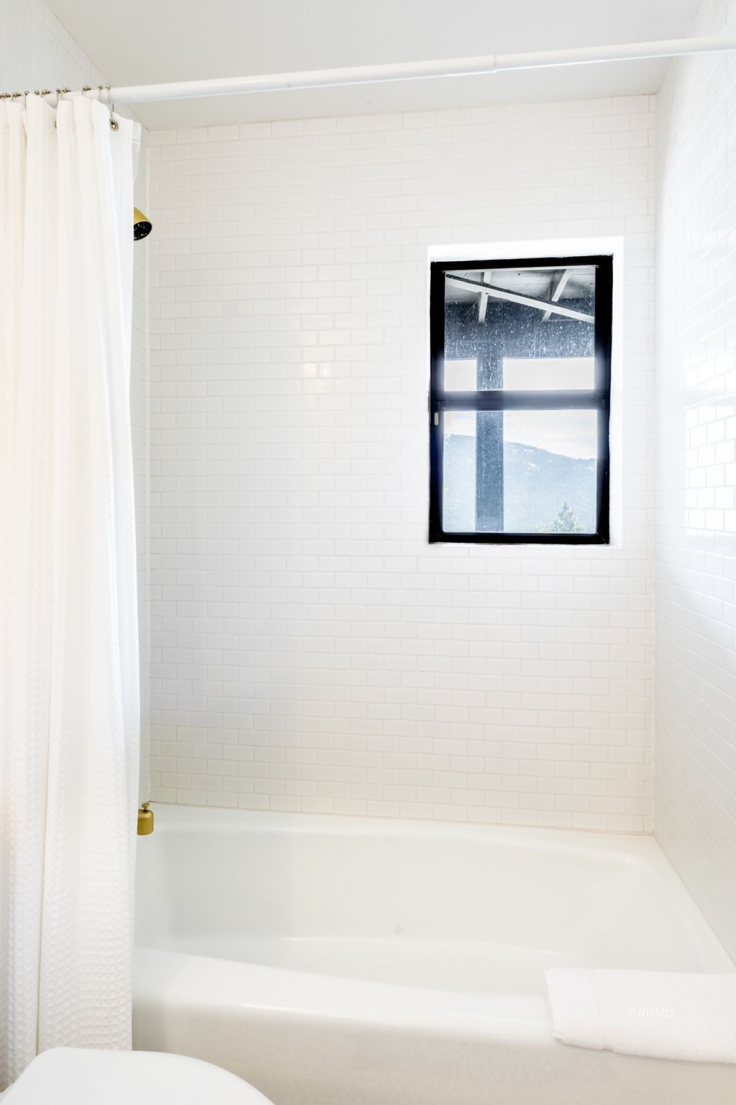 23916 Highway 243 Idyllwild, CA 92549 - Photo 40 of 47 a bathroom with a bathtub