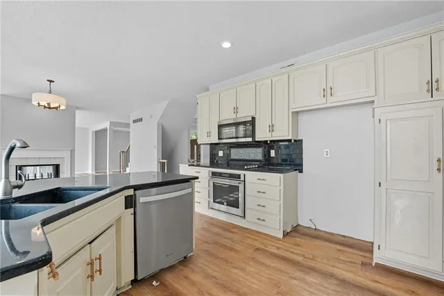 $550,000 | 5829 Manor Lane, Parkville, MO 64152