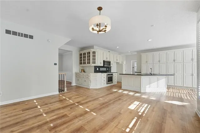 $550,000 | 5829 Manor Lane, Parkville, MO 64152