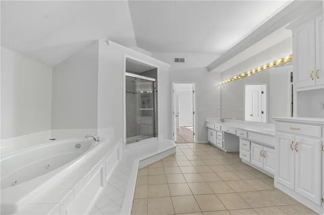 $550,000 | 5829 Manor Lane, Parkville, MO 64152