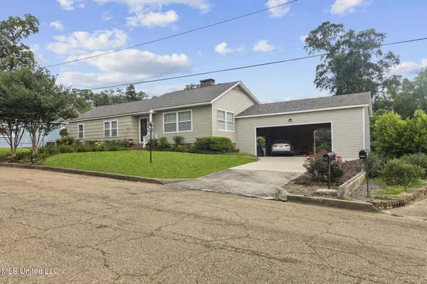 $179,500 | 917 North Street, McComb, MS 39648