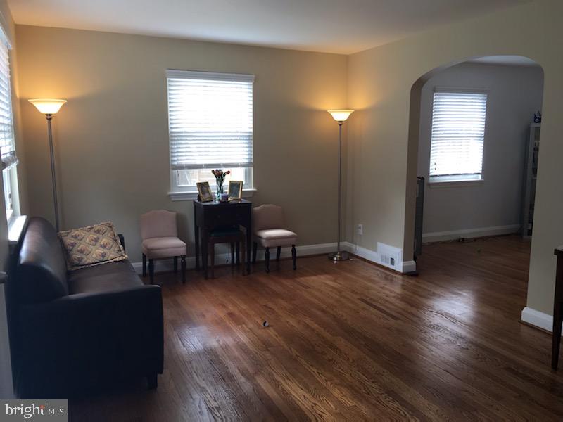 4 Tanglewood Road Baltimore, MD 21228 - Photo 9 of 35 SUNNY & BRIGHT! SPACE TO RELAX AND ENJOY!