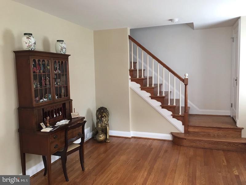 4 Tanglewood Road Baltimore, MD 21228 - Photo 10 of 35 GREAT SPACE TO ACCENT YOUR FURNISHINGS!!