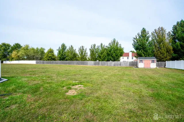 a view of empty room with window