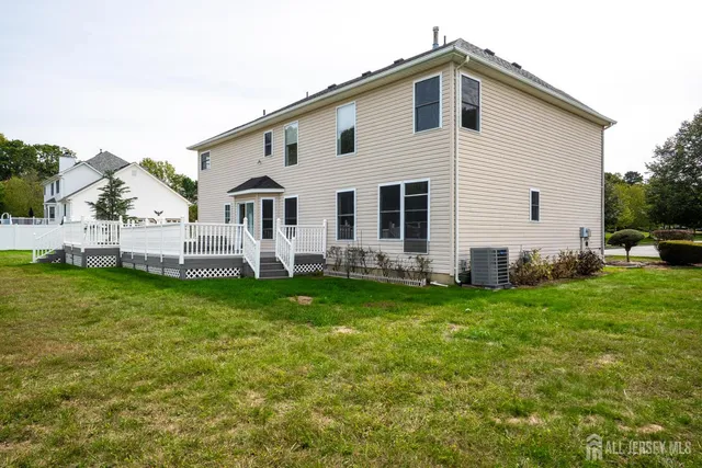 a view of a house with backyard