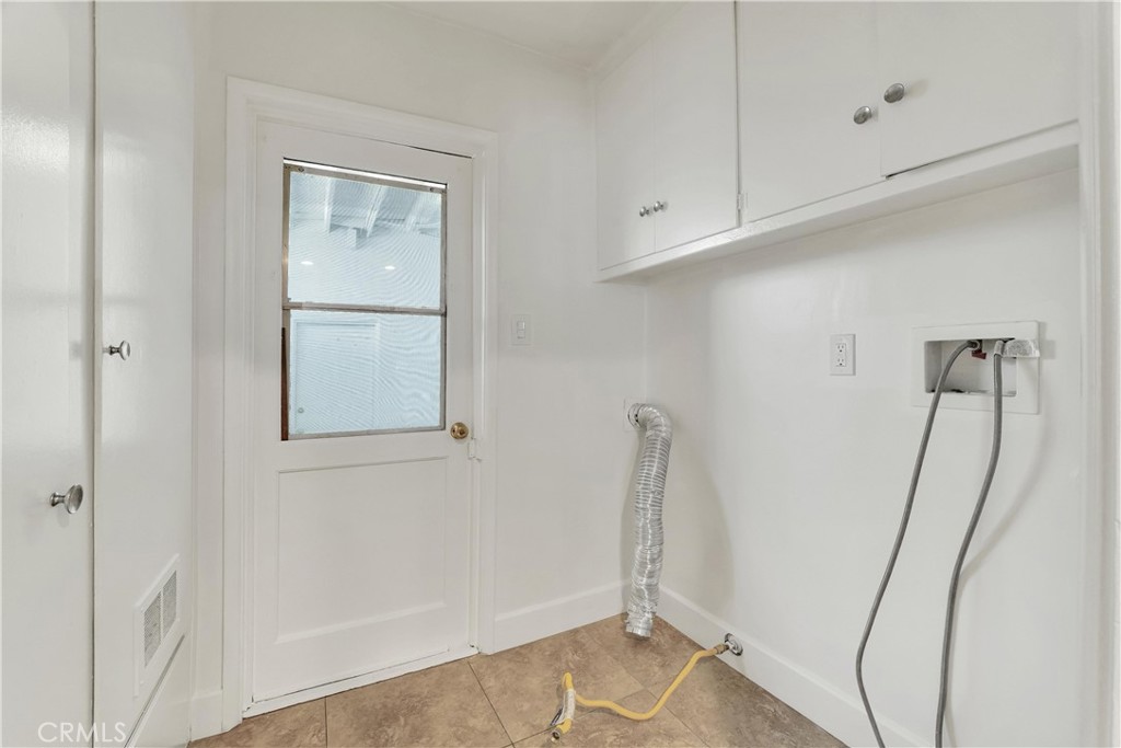 20300 Sherman Way Winnetka, CA 91306 - Photo 11 of 33 a view of small space