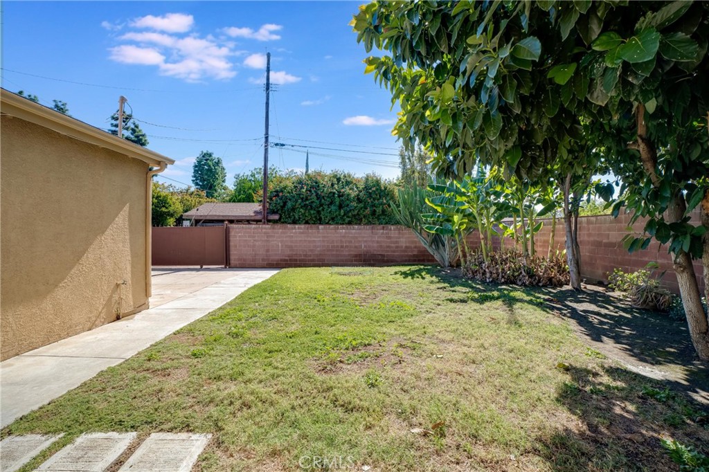 20300 Sherman Way Winnetka, CA 91306 - Photo 26 of 33 a backyard of a house