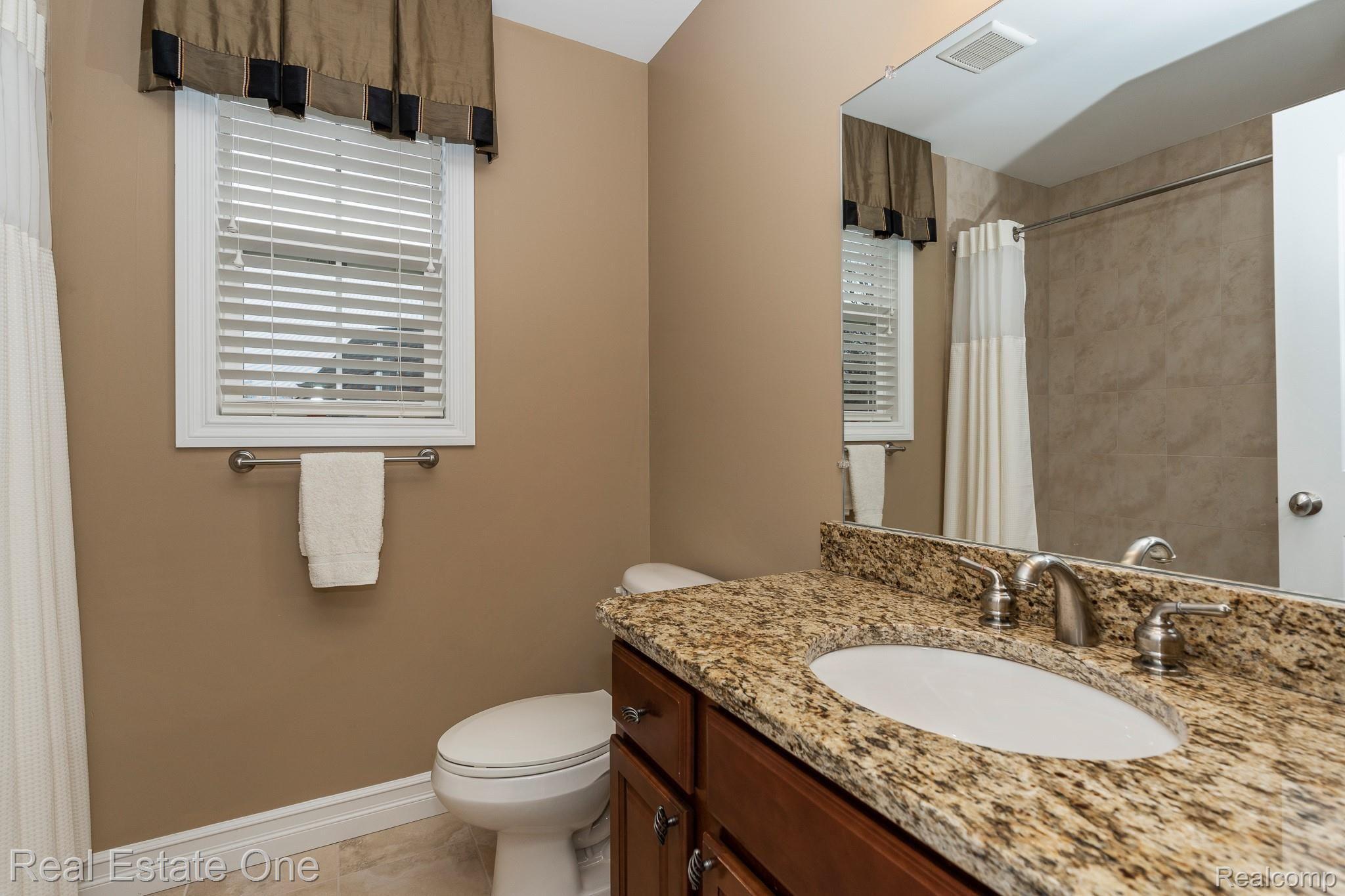 545 Andover Court, Unit 37 Rochester, MI 48306 - Photo 23 of 37 2nd Floor Full Bath Granite & Ceramic