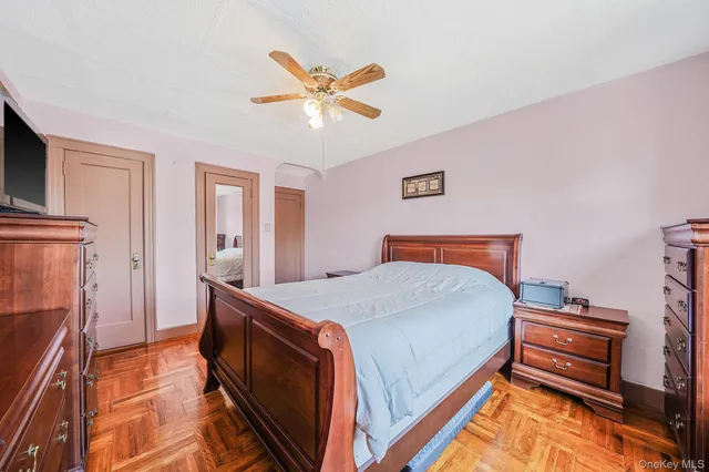 a view of livingroom with furniture
