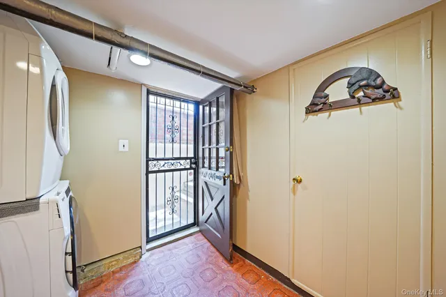 a view of yard with green space