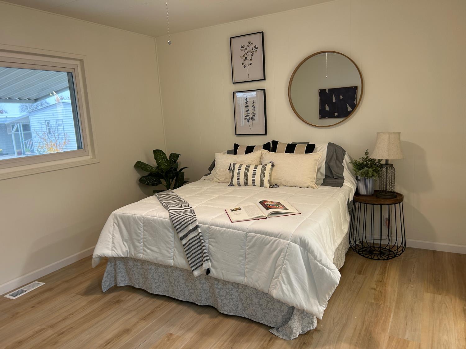 8665 Florin Road, Unit 183 Sacramento, CA 95828 - Photo 22 of 40 Primary suite