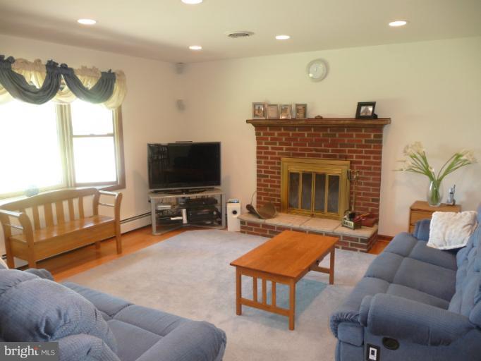 22629 Wildcat Road Germantown, MD 20876 - Photo 17 of 30 Living Room