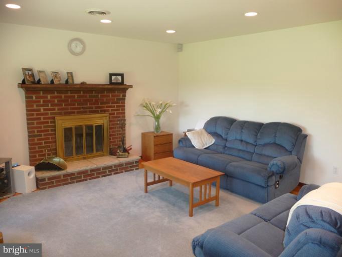 22629 Wildcat Road Germantown, MD 20876 - Photo 18 of 30 Living Room