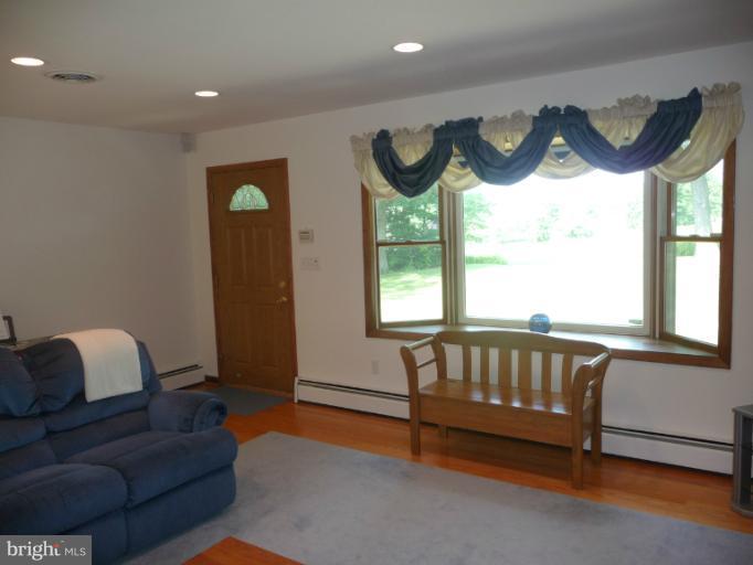 22629 Wildcat Road Germantown, MD 20876 - Photo 8 of 30 Living Room