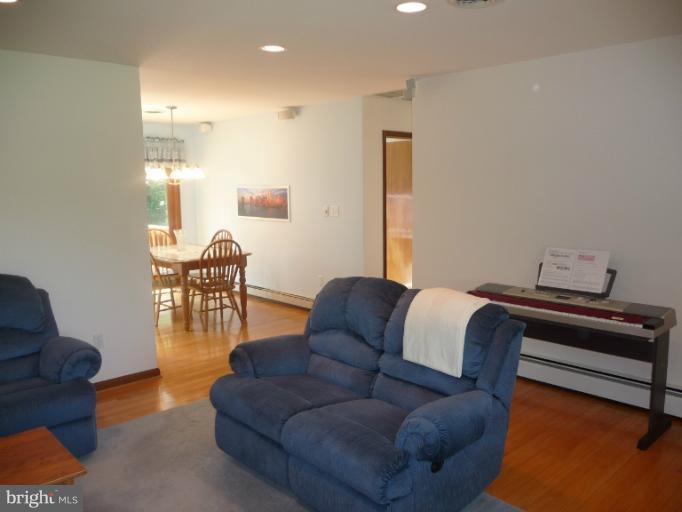 22629 Wildcat Road Germantown, MD 20876 - Photo 10 of 30 Living Room