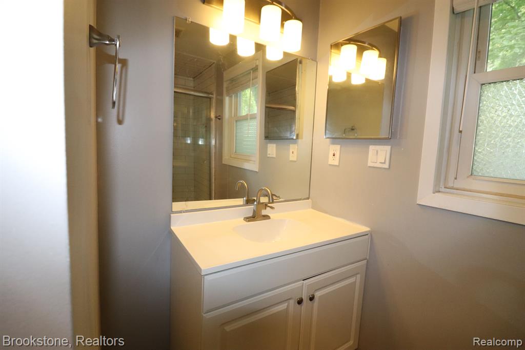 21800 Middlebelt Road Farmington, MI 48336 - Photo 10 of 24