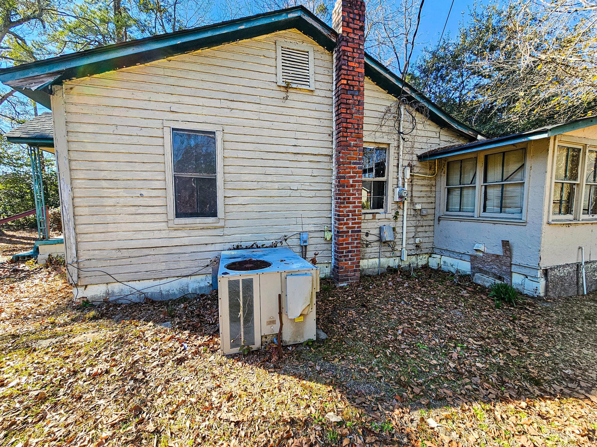 401 West Huggins Street Manning, SC 29102 - Photo 4 of 15 20260207_140541