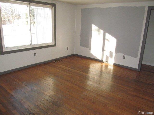 2803 Simpson Drive Rochester, MI 48309 - Photo 13 of 25 264-015197 - Living Room (2).JPG