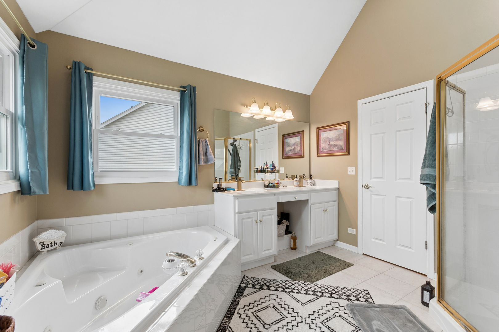 3744 Highknob Circle Naperville, IL 60564 - Photo 13 of 20 a bathroom with a tub sink and mirror