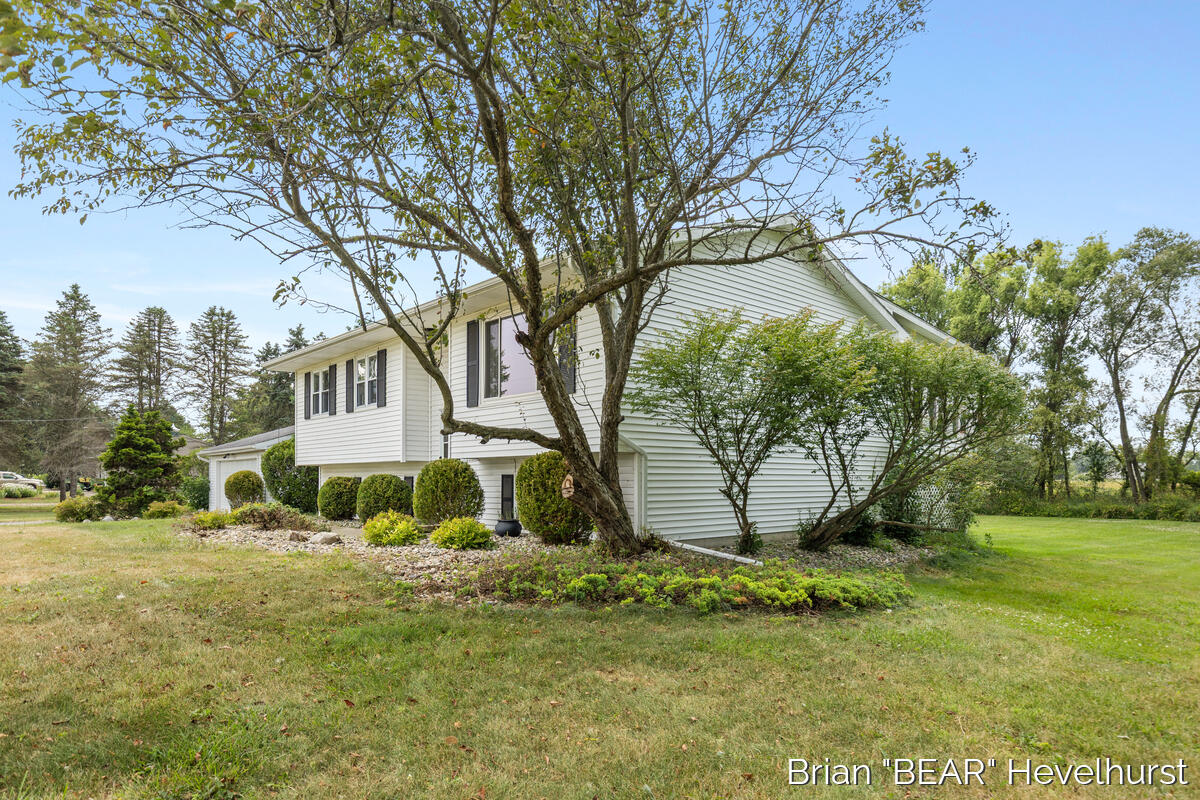 10015 Oneida Road Grand Ledge, MI 48837 - Photo 2 of 33 10015-Oneida_003