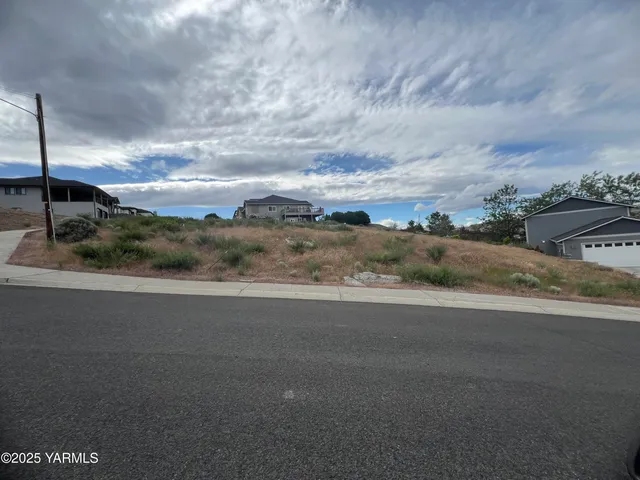 a view of a terrace with sky view