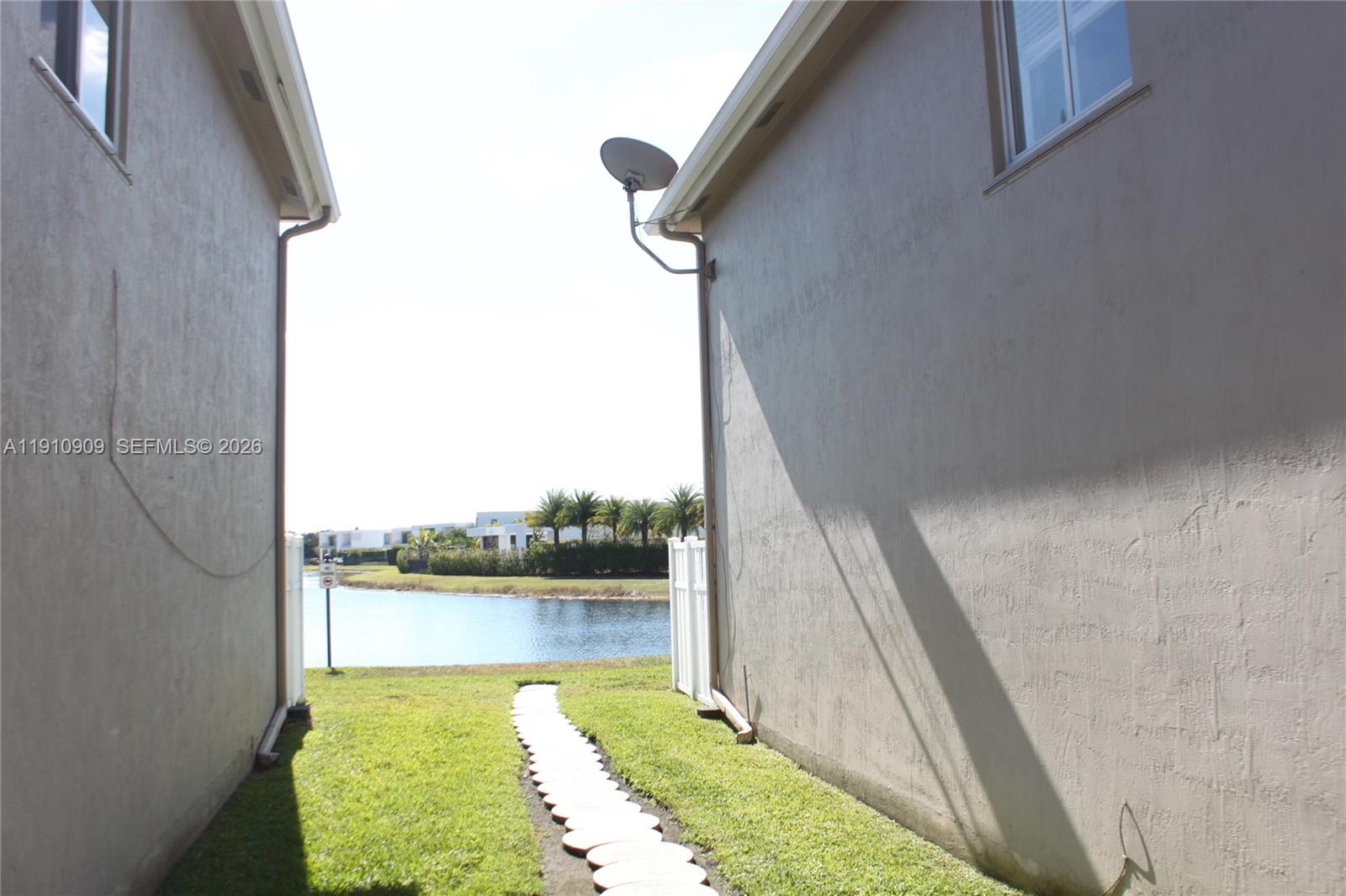 180 Riviera Circle, Unit 305 Weston, FL 33326 - Photo 4 of 24