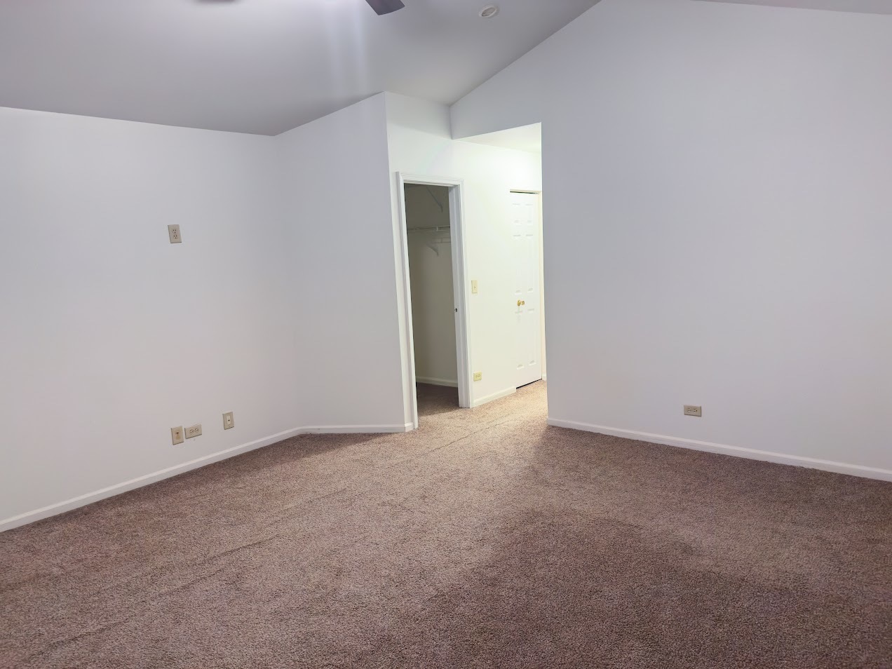 1042 Ridgefield Circle, Unit 1042 Carol Stream, IL 60188 - Photo 11 of 13 a view of an empty room