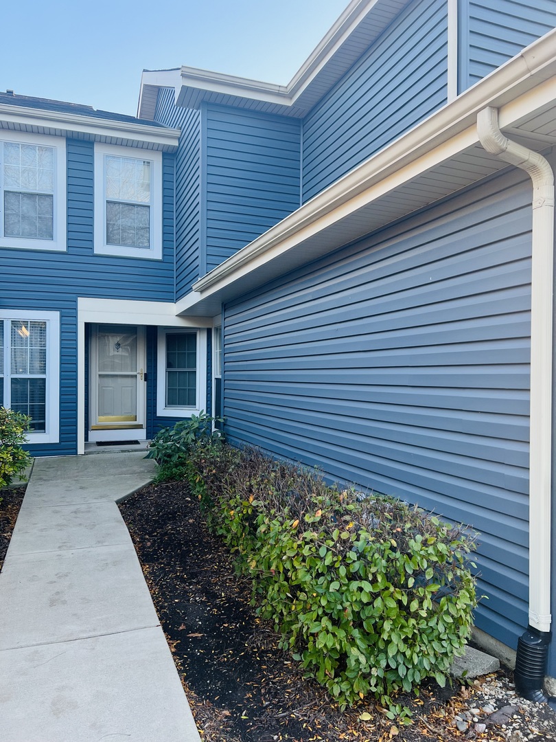 1042 Ridgefield Circle, Unit 1042 Carol Stream, IL 60188 - Photo 2 of 13 a view of a backyard with plants