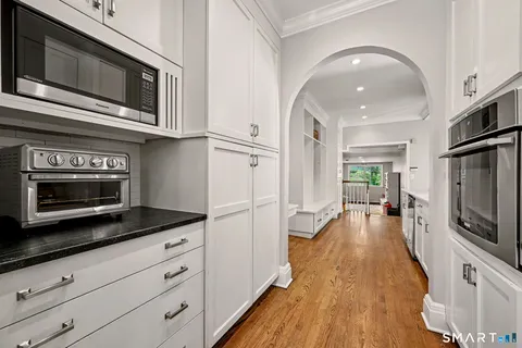 $2,099,000 | 5 Farnham Court, Westport, CT 06880