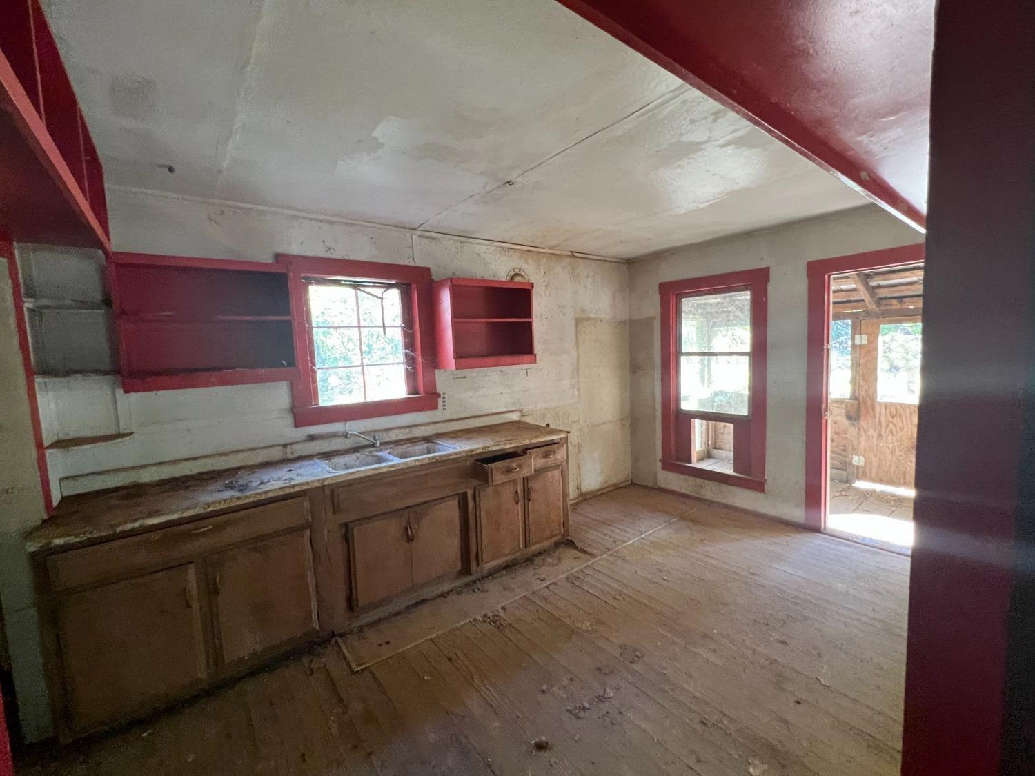 17506 Lowell Hill Road Grass Valley, CA 95945 - Photo 8 of 11 a large room with a large window