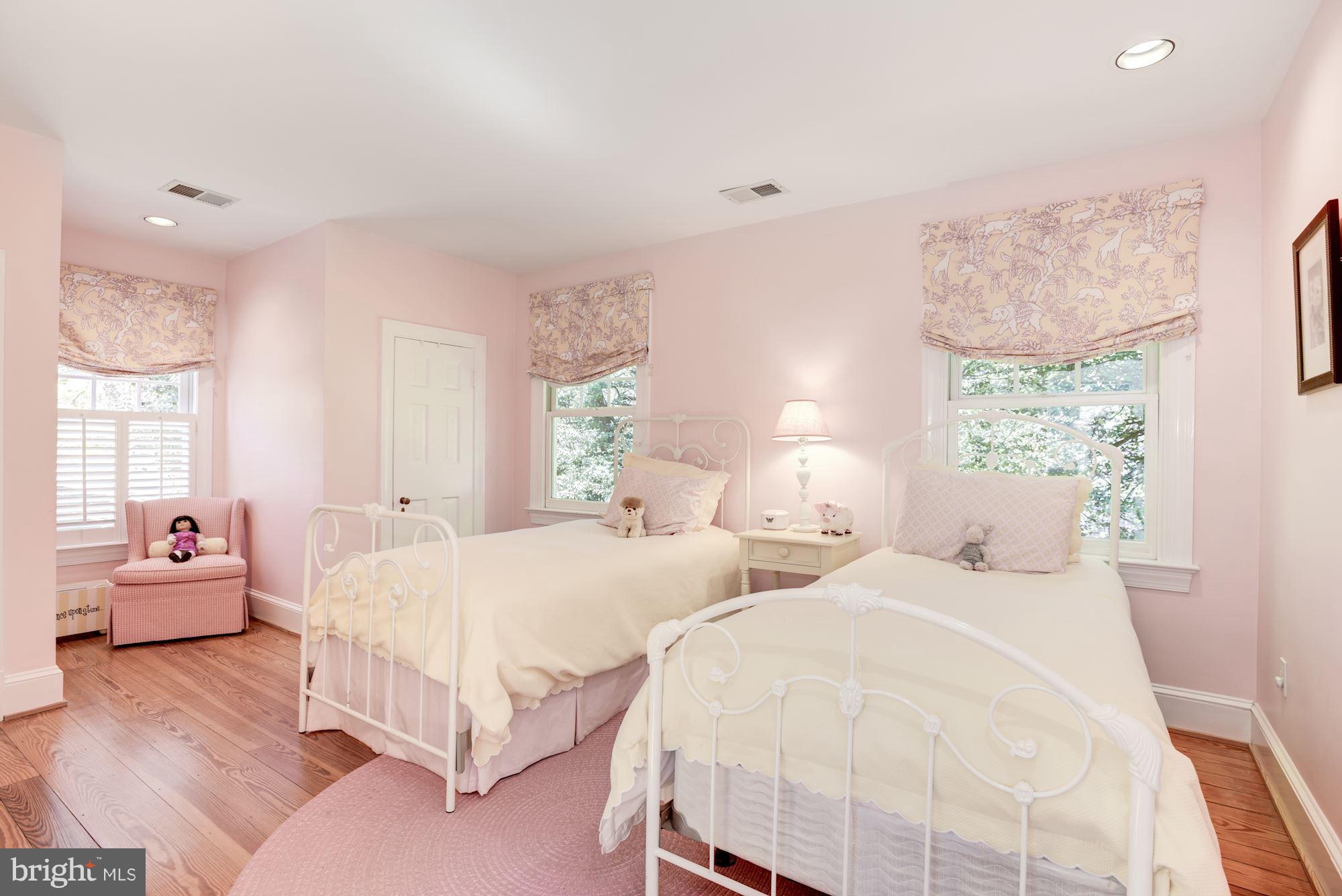 1507 Stonewall Road Alexandria, VA 22301 - Photo 17 of 29 Beautiful second bedroom with 2 closets.