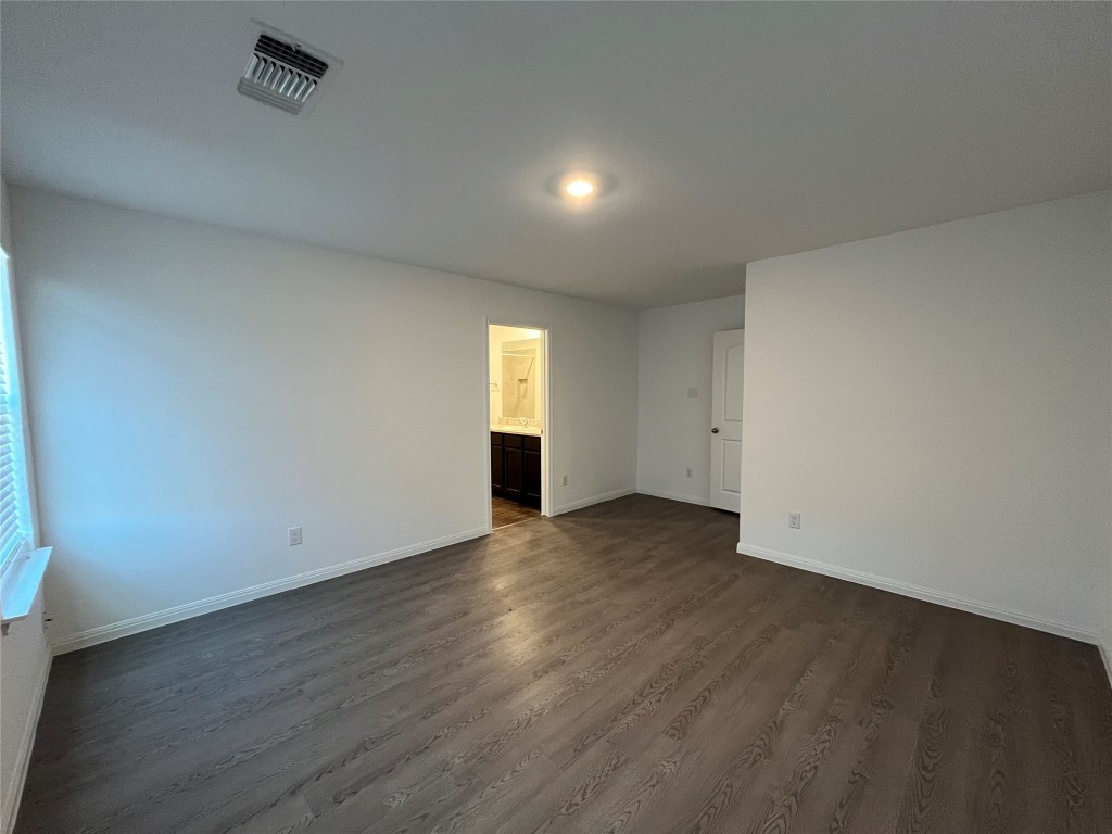 14141 Prospector Way Elgin, TX 78621 - Photo 8 of 16 Primary suite