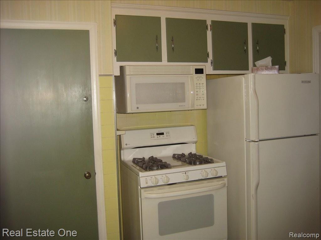 3696 Kenmore Road Berkley, MI 48072 - Photo 8 of 25 Vintage Charm
