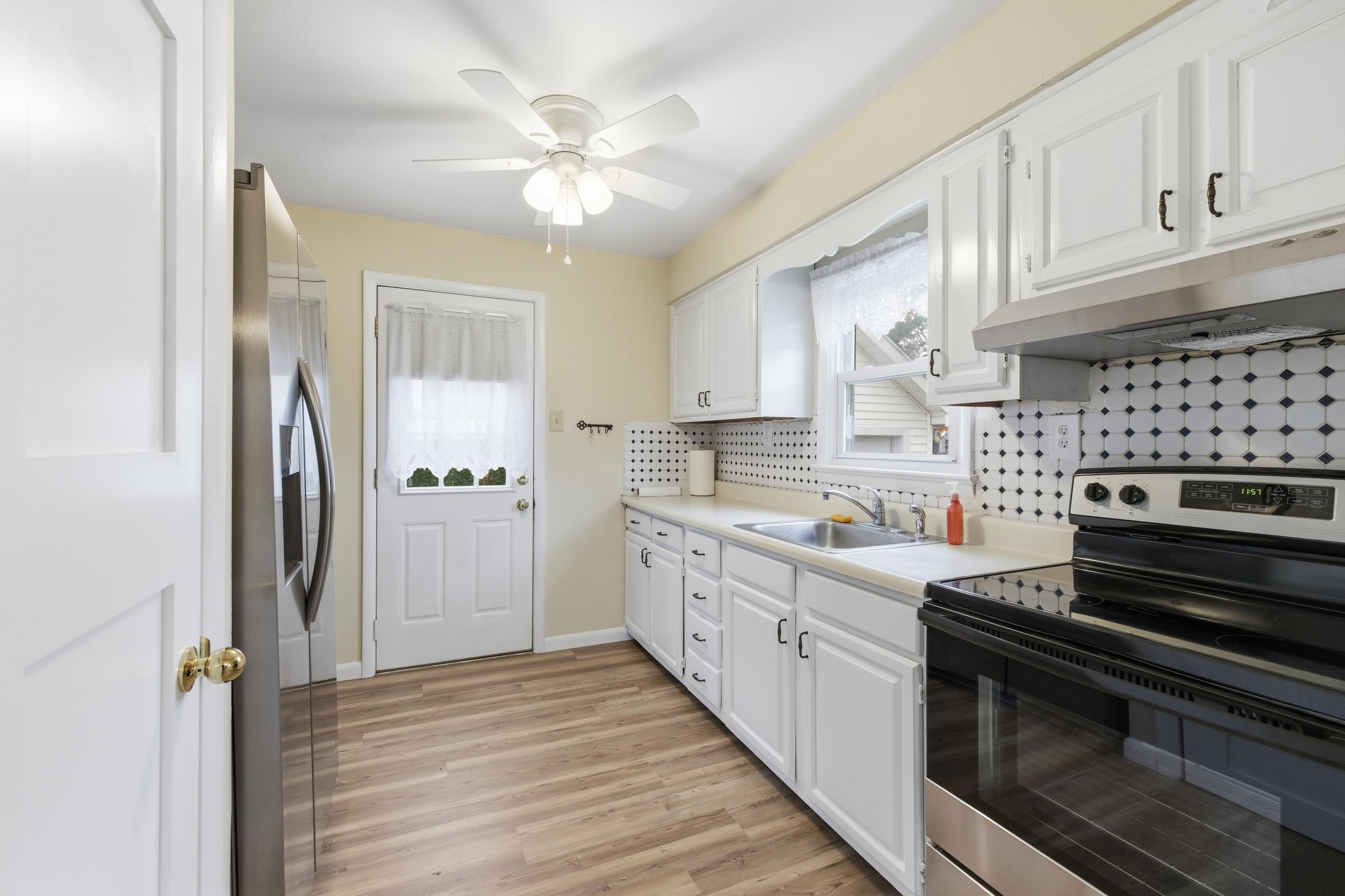 16 East Drumbed Road Villas, NJ 08251 - Photo 19 of 28 a kitchen with stainless steel appliances granite countertop a stove and a refrigerator