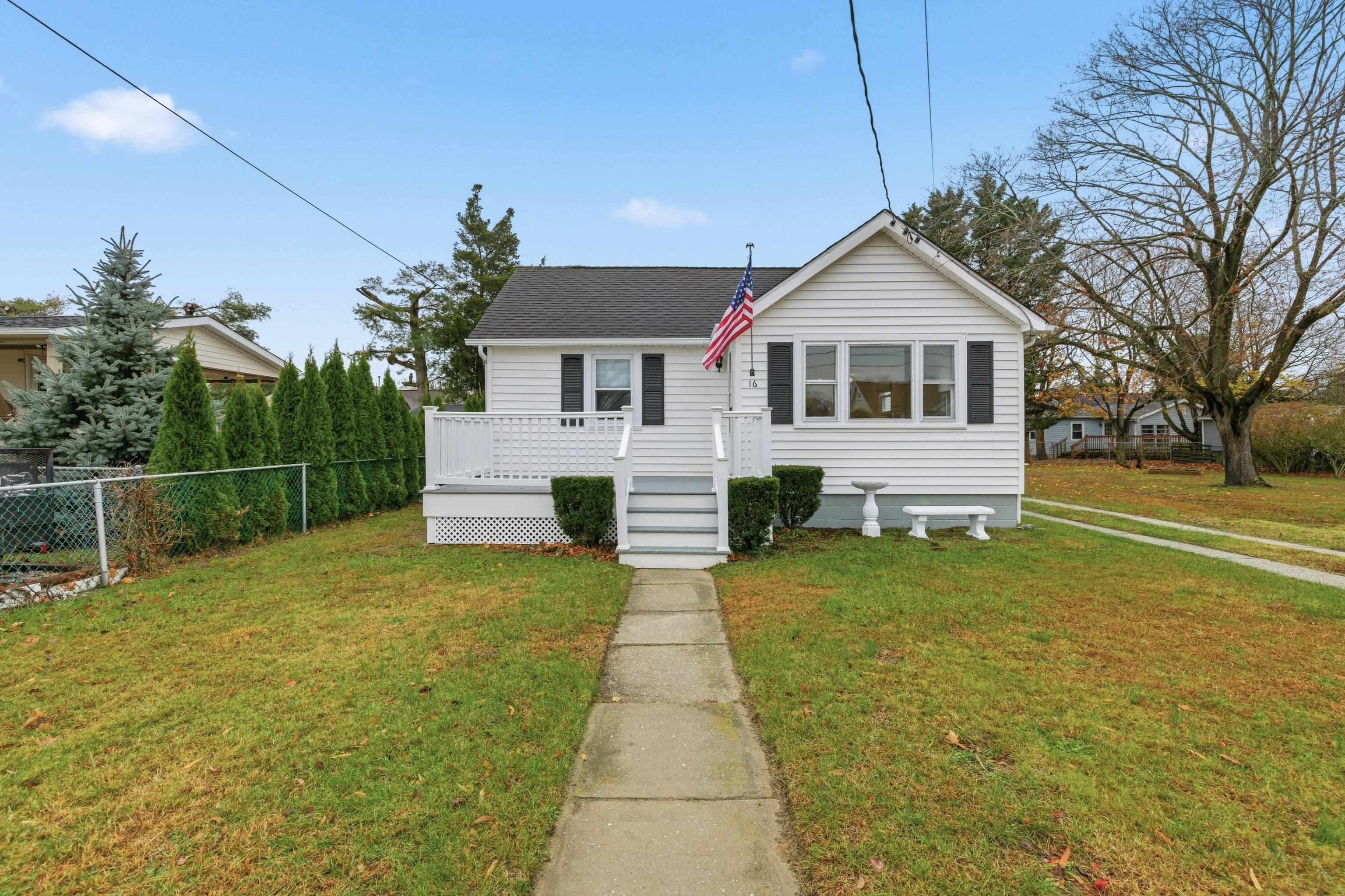 16 East Drumbed Road Villas, NJ 08251 - Photo 6 of 28 a front view of a house with garden