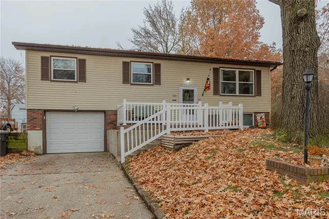 $254,900 | 702 St Anthony Drive, Godfrey, IL 62035