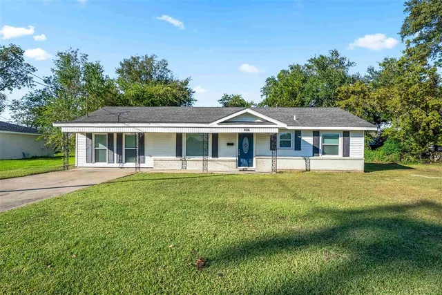 $195,000 | 806 Martha Street, Westlake, LA 70669